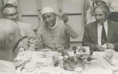 עם יו-נו, ראש ממשלת בורמה, 1955
